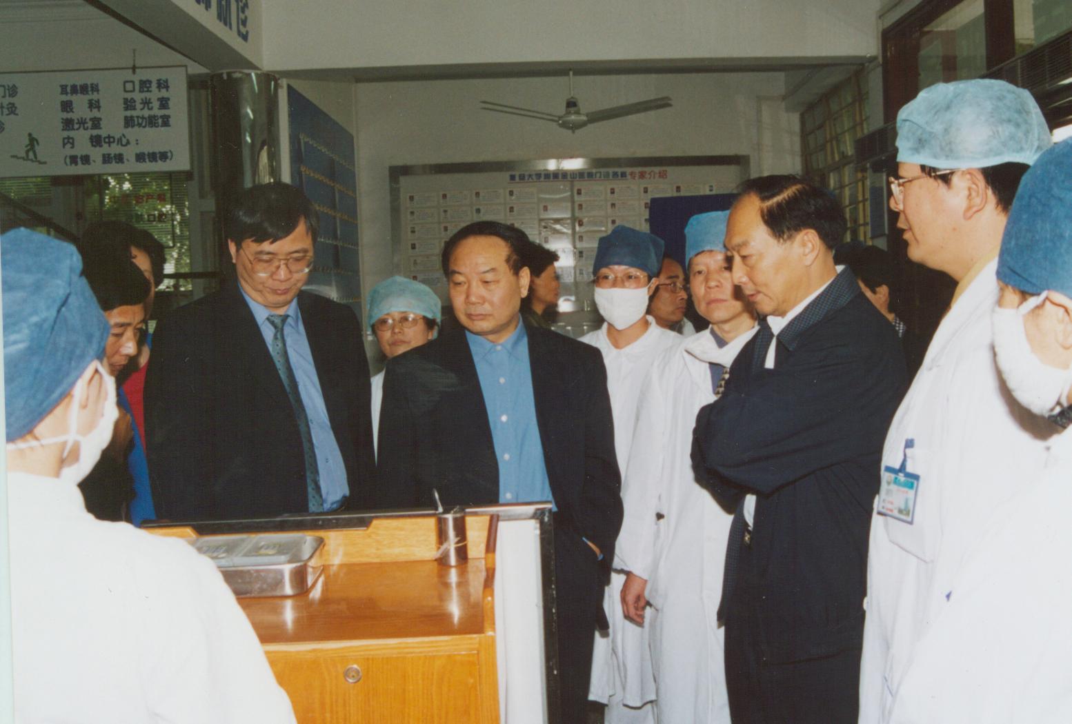2003年10月19日国务院农业部刘坚副部长来院视察抗击SARS工作.jpg