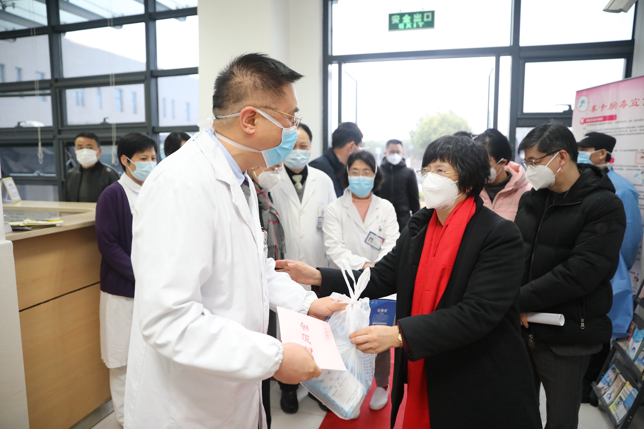 2020-01-25 上海市副市长宗明来我院发热门诊慰问一线人员(1).JPG