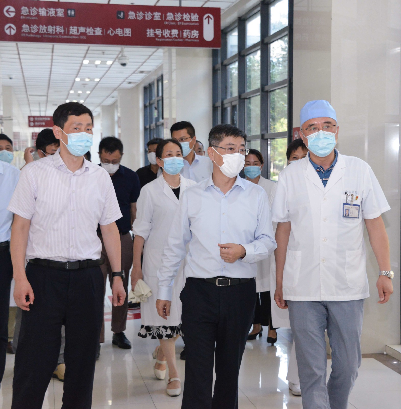 2021-08-19 金山区委副书记、区长刘健 一行来金山医院实地检查疫情防控工作并走访慰问一线医务人员(1).jpg 2021-08-19 金山区委副书记、区长刘健 一行来金山医院实地检查疫情防控工作并走访慰问一线医务人员(1).jpg