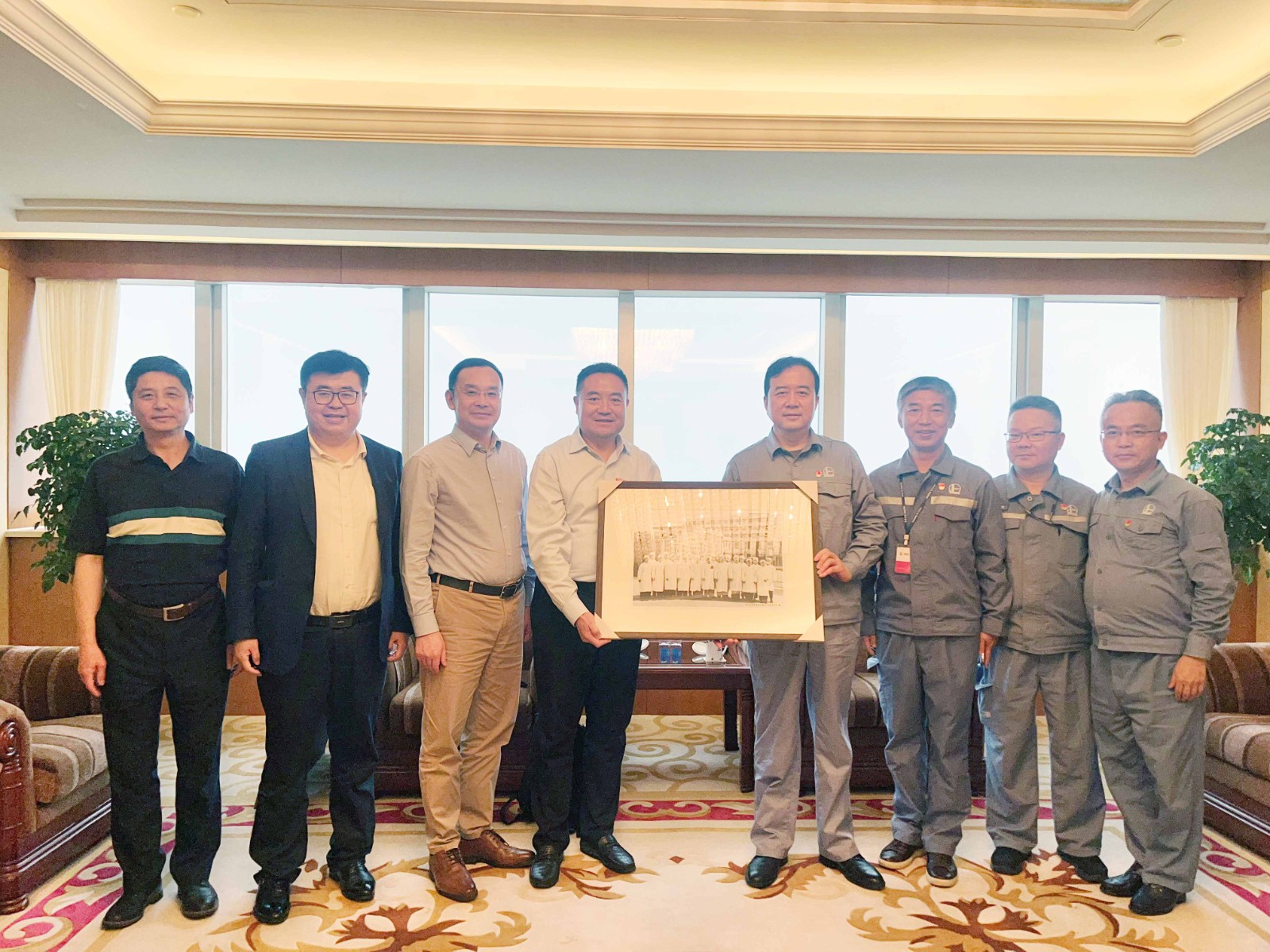 6月12日,我院与上海石油化工股份有限公司就三方共建进行座谈交流。(1).jpg 6月12日,我院与上海石油化工股份有限公司就三方共建进行座谈交流。(1).jpg